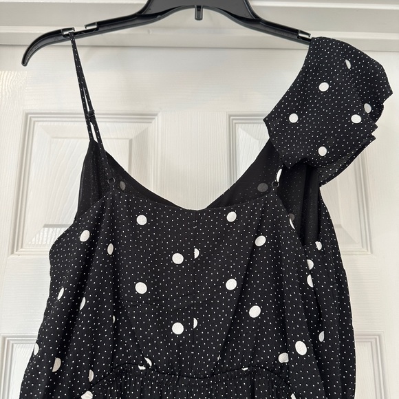 Beautiful dress fits like a size 6/8. Tag says small. 1 State - Picture 3 of 5